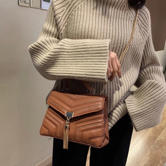 Just In! 🆕 LYON Quilted Tassel Crossbody - Picture 4 of 8